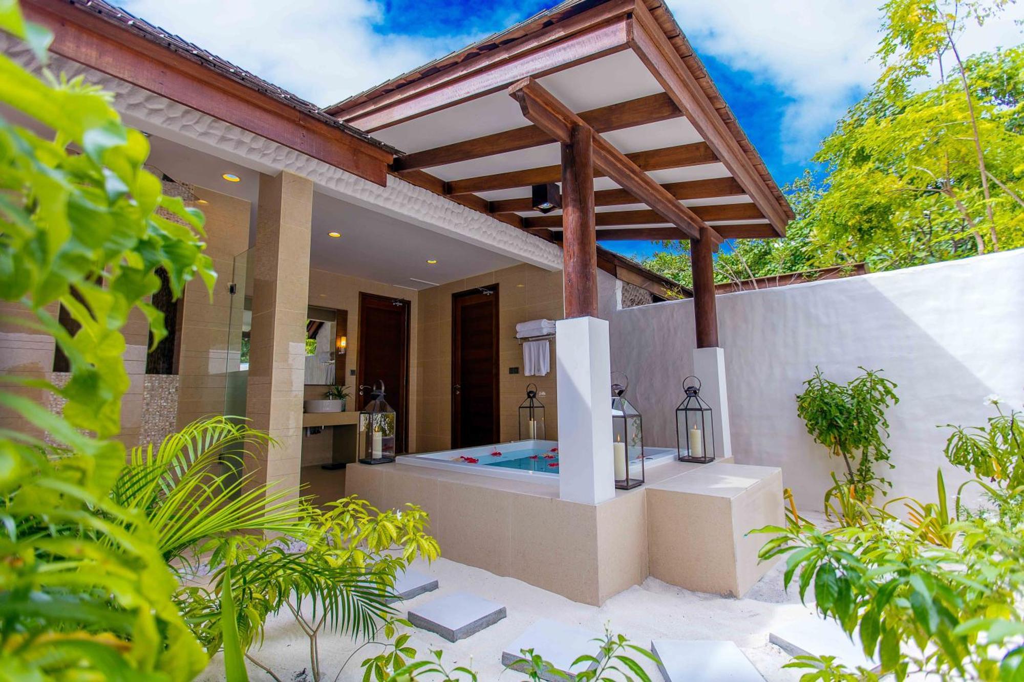 Hideaway & 5* Dhidhdhoo (Haa Alif Atoll)